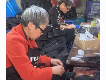 Grandma taught me how to tie my shoelaces when I was a child.